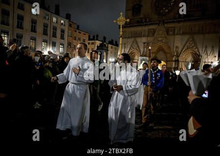 © PHOTOPQR/LE PROGRES/Maxime JEGAT - Lyon 08/12/2023 - Procession religieuse du 8 décembre à Lyon le 8 décembre 2023 -Départ de la Procession religieuse du 8 décembre à Lyon depuis la cathédrale St Jean. Lyon; 8. Dezember 2023; die Veranstaltung entstand aus der Einweihung der Statue der Goldenen Jungfrau in Fourvière. Sie hätte die Stadt zwei Jahrhunderte früher vor der Pest gerettet. Am 8. September 1852 wurde das Festival aufgrund einer Überschwemmung des Saône verschoben, die die Werkstatt des Bildhauers Fabisch, des Designers der Arbeit, überschwemmte. Das neue Datum ist der 8. Dezember, die fe Stockfoto