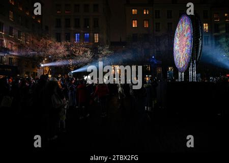 © PHOTOPQR/LE PROGRES/Maxime JEGAT - Lyon 08/12/2023 - Fête des Lumières à Lyon le 8 décembre 2023 - Beleuchtung „Soleil nuit“ Place des Célestins Anhänger la soirée du 8 décembre Anhänger la Fête des Lumières à Lyon. Lyon; 8. Dezember 2023; die Veranstaltung entstand aus der Einweihung der Statue der Goldenen Jungfrau in Fourvière. Sie hätte die Stadt zwei Jahrhunderte früher vor der Pest gerettet. Am 8. September 1852 wurde das Festival aufgrund einer Überschwemmung des Saône verschoben, die die Werkstatt des Bildhauers Fabisch, des Designers der Arbeit, überschwemmte. Das neue Datum ist Dezember Stockfoto