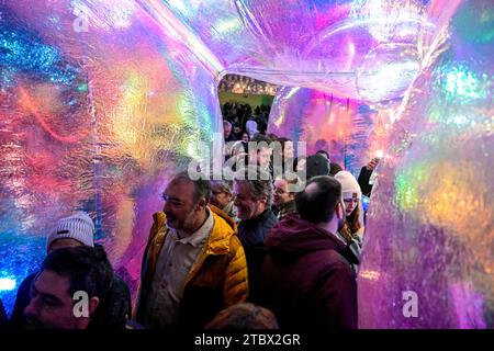 © PHOTOPQR/LE PROGRES/Maxime JEGAT - Lyon 08/12/2023 - Fête des Lumières à Lyon le 8 décembre 2023 - Beleuchtung 'Verwöhnende' Place Bellecour Anhänger la soirée du 8 décembre Anhänger la Fête des Lumières à Lyon. Lyon; 8. Dezember 2023; die Veranstaltung entstand aus der Einweihung der Statue der Goldenen Jungfrau in Fourvière. Sie hätte die Stadt zwei Jahrhunderte früher vor der Pest gerettet. Am 8. September 1852 wurde das Festival aufgrund einer Überschwemmung des Saône verschoben, die die Werkstatt des Bildhauers Fabisch, des Designers der Arbeit, überschwemmte. Das neue Datum ist der 8. Dezember. Stockfoto