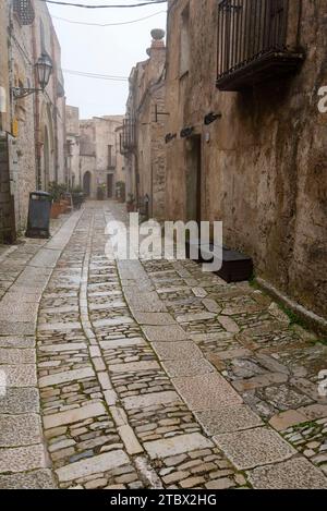 Fußgängerzone mit Kopfsteinpflaster in Erice - Sizilien - Italien Stockfoto