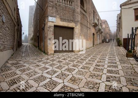 Fußgängerzone mit Kopfsteinpflaster in Erice - Sizilien - Italien Stockfoto