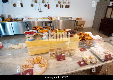 Zubereitung von leckeren sizilianischen Cannoli Stockfoto