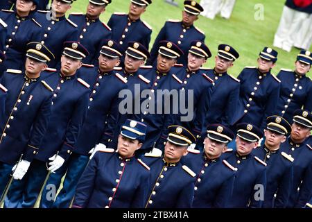 Bogota, Kolumbien. Dezember 2023. Mitglieder der kolumbianischen Armee nehmen am 6. Dezember 2023 in Bogota, Kolumbien, an der Zeremonie der kolumbianischen Armee Teil, um Mitglieder zum zweiten Leutnants zu befördern. Foto: Cristian Bayona/Long Visual Press Credit: Long Visual Press/Alamy Live News Stockfoto