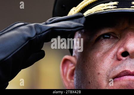 Bogota, Kolumbien. Dezember 2023. Der kolumbianische Polizeibrigadegeneral Nicolas Alejandro Zapata Restrepo nimmt am 6. Dezember 2023 in Bogota, Kolumbien, an der Zeremonie der kolumbianischen Armee Teil, um Mitglieder zum zweiten Leutnants zu befördern. Foto: Cristian Bayona/Long Visual Press Credit: Long Visual Press/Alamy Live News Stockfoto