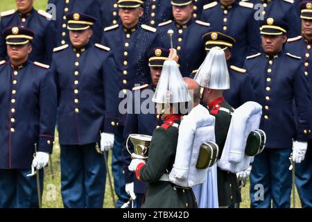 Bogota, Kolumbien. Dezember 2023. Mitglieder der kolumbianischen Armee nehmen am 6. Dezember 2023 in Bogota, Kolumbien, an der Zeremonie der kolumbianischen Armee Teil, um Mitglieder zum zweiten Leutnants zu befördern. Foto: Cristian Bayona/Long Visual Press Credit: Long Visual Press/Alamy Live News Stockfoto