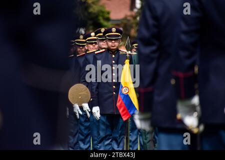 Bogota, Kolumbien. Dezember 2023. Mitglieder der kolumbianischen Armee nehmen am 6. Dezember 2023 in Bogota, Kolumbien, an der Zeremonie der kolumbianischen Armee Teil, um Mitglieder zum zweiten Leutnants zu befördern. Foto: Cristian Bayona/Long Visual Press Credit: Long Visual Press/Alamy Live News Stockfoto