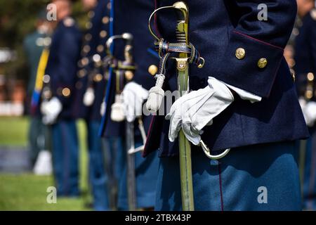 Bogota, Kolumbien. Dezember 2023. Mitglieder der kolumbianischen Armee nehmen am 6. Dezember 2023 in Bogota, Kolumbien, an der Zeremonie der kolumbianischen Armee Teil, um Mitglieder zum zweiten Leutnants zu befördern. Foto: Cristian Bayona/Long Visual Press Credit: Long Visual Press/Alamy Live News Stockfoto