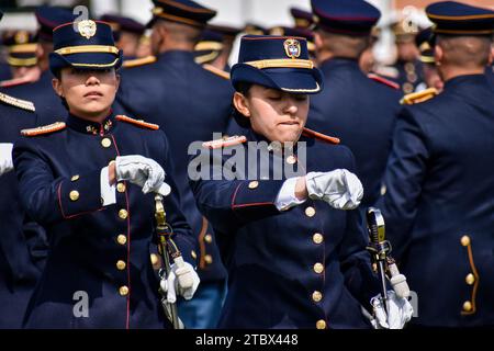 Bogota, Kolumbien. Dezember 2023. Mitglieder der kolumbianischen Armee nehmen am 6. Dezember 2023 in Bogota, Kolumbien, an der Zeremonie der kolumbianischen Armee Teil, um Mitglieder zum zweiten Leutnants zu befördern. Foto: Cristian Bayona/Long Visual Press Credit: Long Visual Press/Alamy Live News Stockfoto