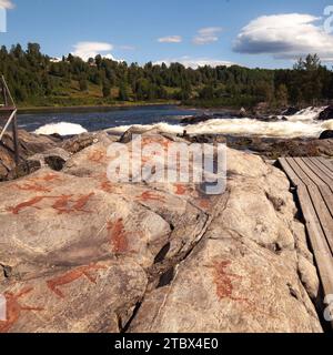 Bis zu 6.000 Jahre alte rote Steinschnitzereien in Näsåker. Schwedens größtes Steinschnitzerwerk, das zweitgrößte in Europa Stockfoto