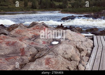 Bis zu 6.000 Jahre alte rote Steinschnitzereien in Näsåker. Schwedens größtes Steinschnitzerwerk, das zweitgrößte in Europa Stockfoto