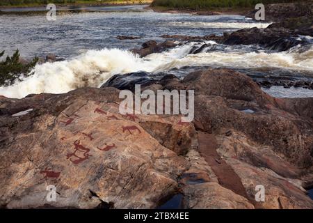 Bis zu 6.000 Jahre alte rote Steinschnitzereien in Näsåker. Schwedens größtes Steinschnitzerwerk, das zweitgrößte in Europa Stockfoto