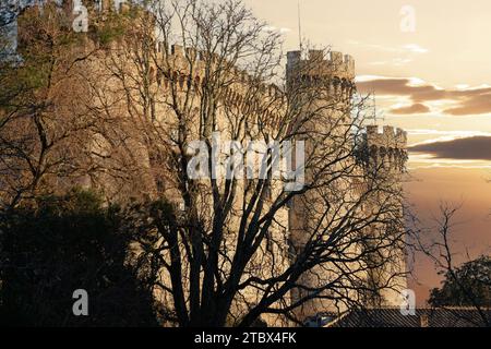 Mittelalterliche Burg in Bracciano, Italien, während der Wintersaison. Das Anwesen gehörte der Familie Orsini bis 1600 und fiel später an die Familie Odescalchi. Stockfoto