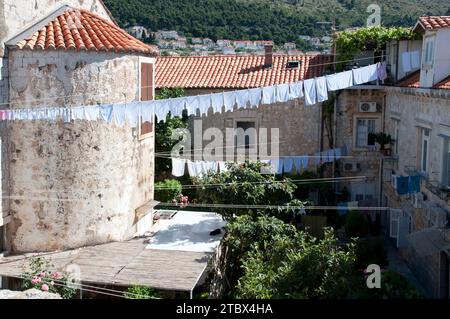 Kleidung trocknet nach der Wäsche in einem alten Ruinenhaus in der Stadt Dubrovnik Stockfoto