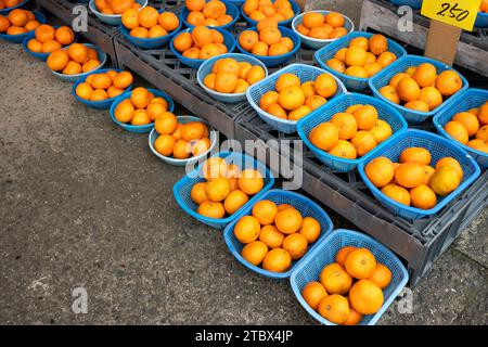 Ein Haufen Orangen in Körben, die auf einem lokalen Straßenmarkt in Japan verkauft werden. Stockfoto