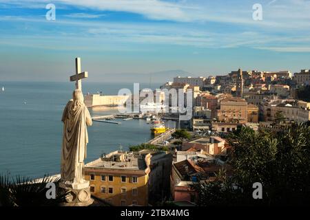 Blick von der historischen Kirche des Heiligen Franziskus von Assisi mit der Statue des Heiligen Francesco, Gaeta Stadt, Latium, Italien. Stockfoto