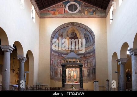 Zentrales Schiff der antiken römischen Kirche San Saba, erbaut im VII. Jahrhundert. Rom, Italien - 26. März 2022. Stockfoto