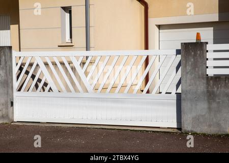 Hohes klassisches, modernes, weißes Schiebetor-Portal des Vororthauses Stockfoto