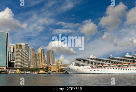 Blick auf das Kreuzfahrtschiff Carnival Legend im Hafen von Sydney, Australien, am 17. april 2016 Stockfoto