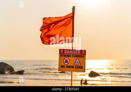 Kein Badeschild mit roter Flagge am Strand von Goa. Stockfoto