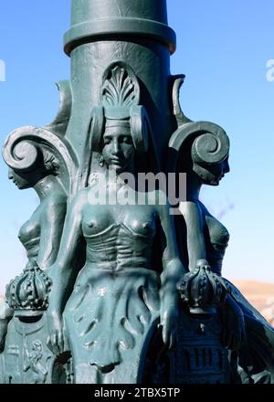 Dekorativer Sockel mit einer religiösen Ikone in einer Straßenlampe. Teil der Statue D. Luis Daoiz y Dom Pedro Velarde Stockfoto