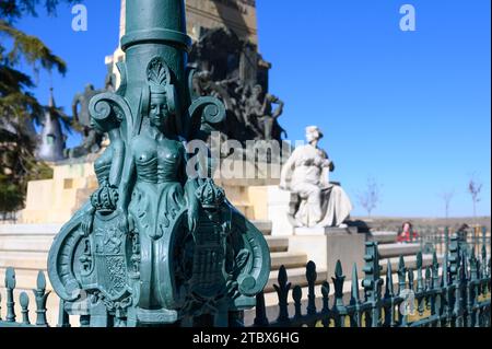 Metallische Dekoration Teil einer antiken Straßenlaterne. Vielleicht, Lady of Elche. Feature oder Detail in der Skulptur D. Luis Daoiz y Dom Pedro Velarde Stockfoto