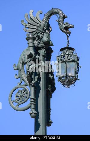 Der obere Teil einer alten Straßenlaterne. Feature oder Detail in der Skulptur D. Luis Daoiz y Dom Pedro Velarde Stockfoto