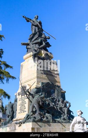Seitenansicht eines historischen Wahrzeichens mit blauem Himmel. Feature oder Detail in der Skulptur D. Luis Daoiz y Dom Pedro Velarde Stockfoto