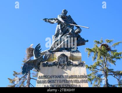 Flacher Blick auf eine Metallstatue auf einer Steinsäule. Feature oder Detail in der Skulptur D. Luis Daoiz y Dom Pedro Velarde Stockfoto