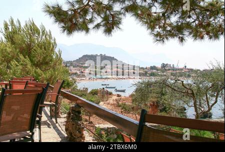 Blick auf Stoupa Stadt und Strand bei Sonnenuntergang, in Messinia, Mani, Griechenland. Stockfoto