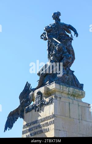 Die kulminierende Statue auf einem Sockel oder Sockel aus Stein. Feature oder Detail in der Skulptur D. Luis Daoiz y Dom Pedro Velarde Stockfoto