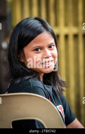 Ein hübsches junges philippinisches Mädchen posiert vor der Kamera in Ermita, Manila, den Philippinen. Stockfoto