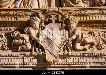 Mittelalterliche Architektur in der Fassade des Santa Cruz Museums in Toledo, Spanien Stockfoto