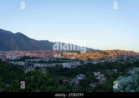 Caracas, Venezuela. November 2023 30. ANMERKUNG DER REDAKTION: Bild mit Drohne aufgenommen) .Luftaufnahme des Viertels Petare, eines der ärmsten und gewalttätigsten der Stadt, gesehen bei Sonnenuntergang. Obwohl die Beschränkungen für den Währungsumtausch gelockert wurden und die meisten Transaktionen jetzt in US-Dollar abgewickelt werden, befindet sich die venezolanische Wirtschaft mit einer jährlichen Inflation von 398 % und einem Rückgang der Wirtschaftstätigkeit um 7 % immer noch in ernsten Schwierigkeiten, bis Ende des Monats zu erreichen. (Credit Image: © Davide Bonaldo/SOPA Images via ZUMA Press Wire) NUR REDAKTIONELLE VERWENDUNG! Nicht für kommerzielle ZWECKE! Stockfoto