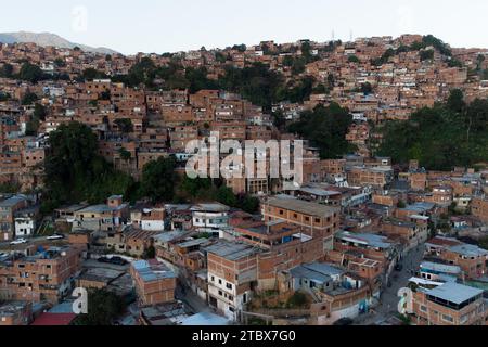 Caracas, Venezuela. November 2023 30. ANMERKUNG DER REDAKTION: Bild mit Drohne aufgenommen) .Luftaufnahme des Stadtviertels Petare, eines der ärmsten und gewalttätigsten der Stadt. Obwohl die Beschränkungen für den Währungsumtausch gelockert wurden und die meisten Transaktionen jetzt in US-Dollar abgewickelt werden, befindet sich die venezolanische Wirtschaft mit einer jährlichen Inflation von 398 % und einem Rückgang der Wirtschaftstätigkeit um 7 % immer noch in ernsten Schwierigkeiten, bis Ende des Monats zu erreichen. (Credit Image: © Davide Bonaldo/SOPA Images via ZUMA Press Wire) NUR REDAKTIONELLE VERWENDUNG! Nicht für kommerzielle ZWECKE! Stockfoto