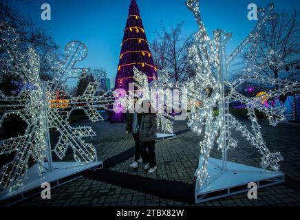 Vancouver, Kanada. Dezember 2023. Besucher besuchen die PNE Winter Fair auf der Pacific National Exhibition in Vancouver, British Columbia, Kanada, 8. Dezember 2023. Quelle: Liang Sen/Xinhua/Alamy Live News Stockfoto