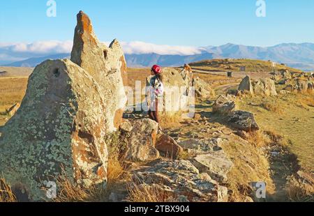 Reisende, die die prähistorische archäologische Stätte Carahunge oder armenische Stonehenge in der armenischen Provinz Syunik besuchen Stockfoto