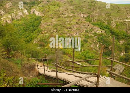 Lange Treppe Zugang zu den Höhlen und Felsformationen des alten Khndzoresk, einem Dorf in der armenischen Provinz Syunik Stockfoto