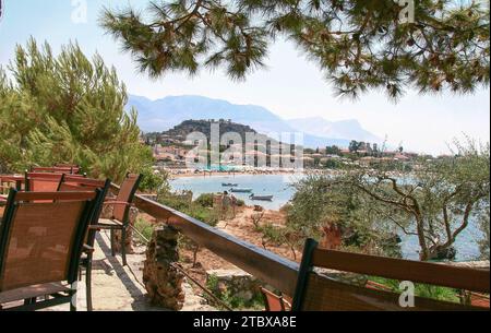 Blick auf Stoupa Stadt und Strand bei Sonnenuntergang, in Messinia, Mani, Griechenland. Stockfoto