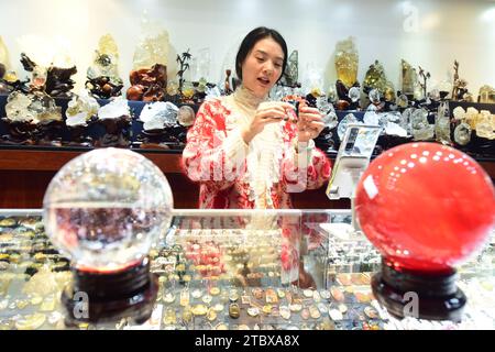 LIANYUNGANG, CHINA - 9. DEZEMBER 2023 - Ein grenzüberschreitender E-Commerce-Anker ist Livestream, der Kristallschmuck in Lianyungang, Provinz Jiangsu, China verkauft Stockfoto