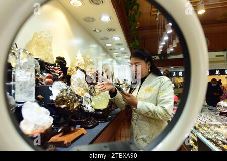 LIANYUNGANG, CHINA - 9. DEZEMBER 2023 - Ein grenzüberschreitender E-Commerce-Anker ist Livestream, der Kristallschmuck in Lianyungang, Provinz Jiangsu, China verkauft Stockfoto