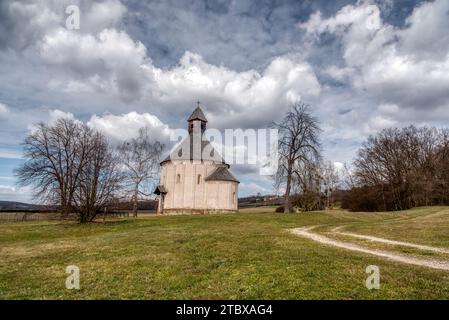 Sankt Nikolaus und Jungfrau Maria Rotunda, Selo, Slowenien. Älteste Rotunde in Slowenien - Bauen im 13. Jahrhundert. Bau der Kirche steht in der Nähe von Piste Stockfoto