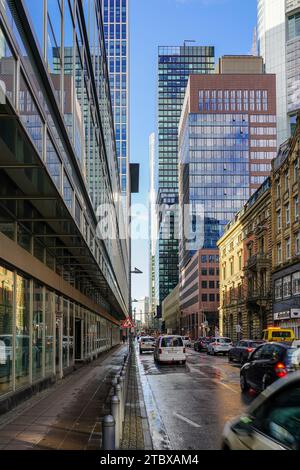 Gebäude an der Neuen Mainzer Straße. Der auf beiden Seiten von Wolkenkratzern gesäumte Straßenschlucht ist das Zentrum des Frankfurter Bankenviertels. Stockfoto