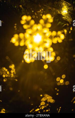 Abstrakter Hintergrund mit festlichem Licht zu Weihnachten oder Neujahr in Form von defokussiertem Bokeh. Stockfoto