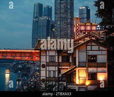 Der nächtliche Blick auf die Hongya Höhle in Chongqing, China Stockfoto