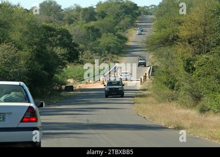 Kruger-Nationalpark, Mpumalanga, Südafrika - 11. April 2012 : bei schweren Überschwemmungen beschädigte Touristenfahrzeuge, Stockfoto