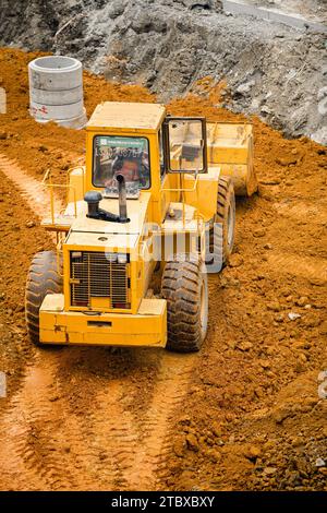 Bagger Graben von Boden auf der Baustelle Stockfoto