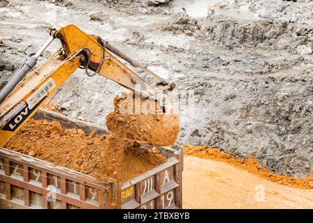 Bagger Graben von Boden auf der Baustelle Stockfoto