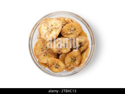 Getrocknete süße Bananenscheiben auf weißem Hintergrund. Ansicht von oben. Stockfoto