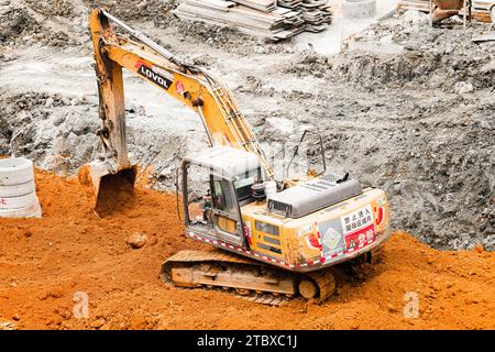 Bagger Graben von Boden auf der Baustelle Stockfoto