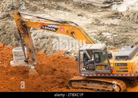 Bagger Graben von Boden auf der Baustelle Stockfoto
